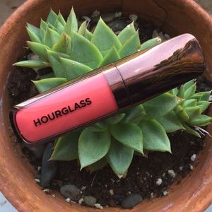 Hourglass Opaque Rouge liquid lipstick in Muse